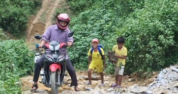 Vào rừng “kéo” học trò Đan Lai tới lớp