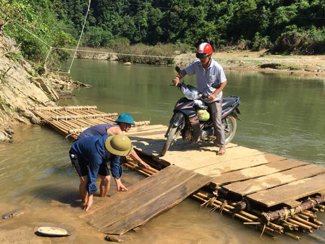 C&aacute;c thầy gi&aacute;o vượt Khe Khặng v&agrave;o bản C&ograve; Phạt, Khe B&uacute;ng để vận động học sinh người Đan Lai đến trường.