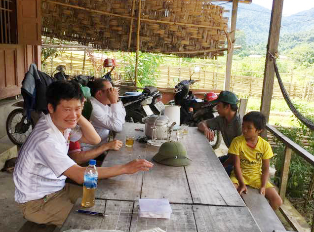 C&aacute;c th&agrave;nh vi&ecirc;n tổ vận động thuyết phục phụ huynh cho con đi học.