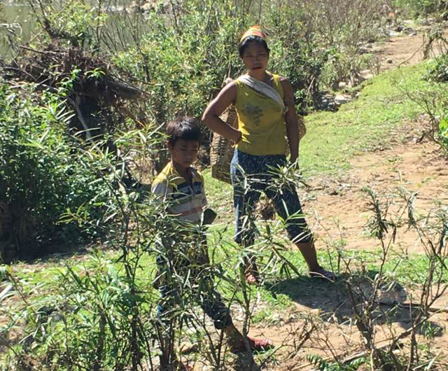 Em La Văn C&aacute;nh theo mẹ đi h&aacute;i măng. Đo&agrave;n vận động v&agrave; được gia đ&igrave;nh hứa sẽ sớm đưa C&aacute;nh ra trường.