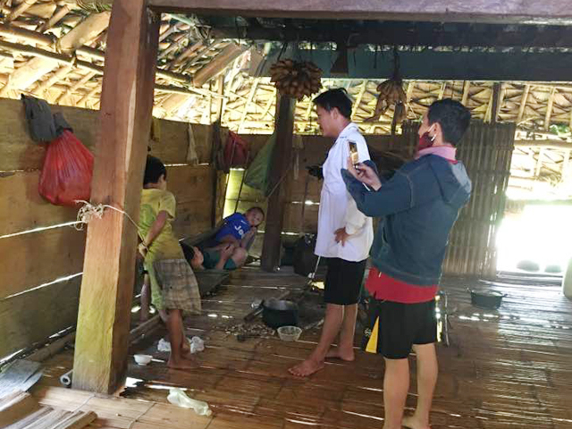 D&ugrave; vận động, thuyết phục lẫn năn nỉ nhưng cậu b&eacute; L&ecirc; Văn Bu&ocirc;n vẫn kh&ocirc;ng chịu trở lại trường m&agrave; ở nh&agrave; tr&ocirc;ng em d&ugrave; đ&acirc;y l&agrave; năm học cuối cấp của Bu&ocirc;n.