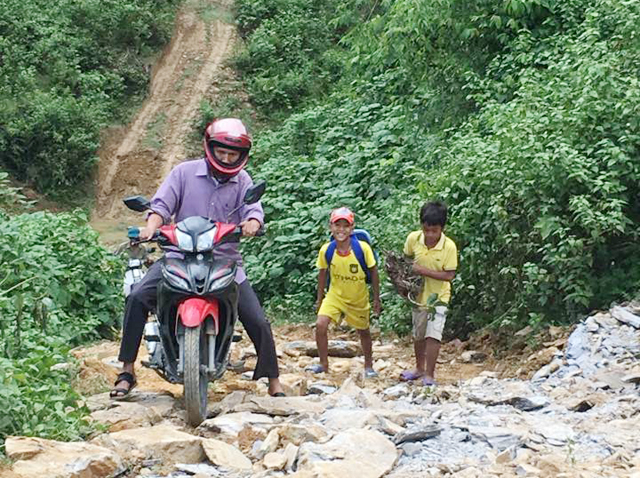 3 học sinh được c&aacute;c thầy gi&aacute;o đưa ra trường trong chuyến ngược n&uacute;i đầu năm học mới 2017-2018.