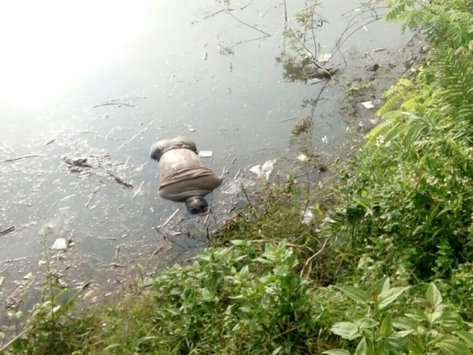 Hiện trường người đ&agrave;n &ocirc;ng nổi tr&ecirc;n mặt nước.