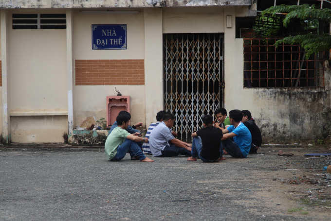 Người th&acirc;n ch&aacute;u b&eacute; 9 th&aacute;ng tuổi ngồi đợi trước nh&agrave; đại thể bệnh viện.