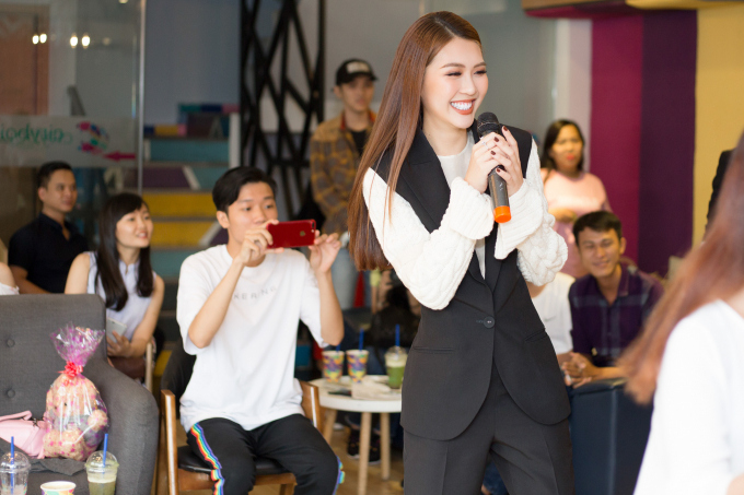 Tường Linh nhiệt t&igrave;nh thực hiện mọi &ldquo;thử th&aacute;ch&rdquo;, &ldquo;y&ecirc;u cầu kh&oacute; đỡ&rdquo; của c&aacute;c fan.&nbsp;