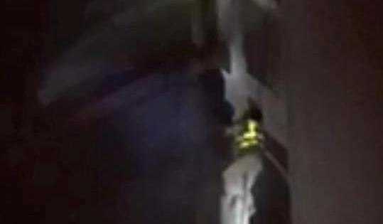 Hà Nội: Nhà 5 tầng bốc cháy trong đêm, CSGT trèo tường cứu người thoát nạn