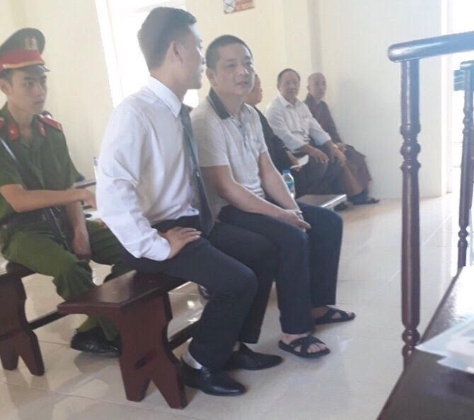 &Ocirc;ng Ki&ecirc;n v&agrave; luật sư tại phi&ecirc;n t&ograve;a một phi&ecirc;n t&ograve;a sơ thẩm.
