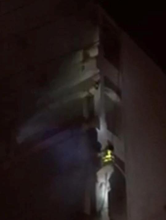 H&igrave;nh ảnh CSGT th&ocirc;ng tr&egrave;o tường cứu người tho&aacute;t nạn trong đ&ecirc;m.