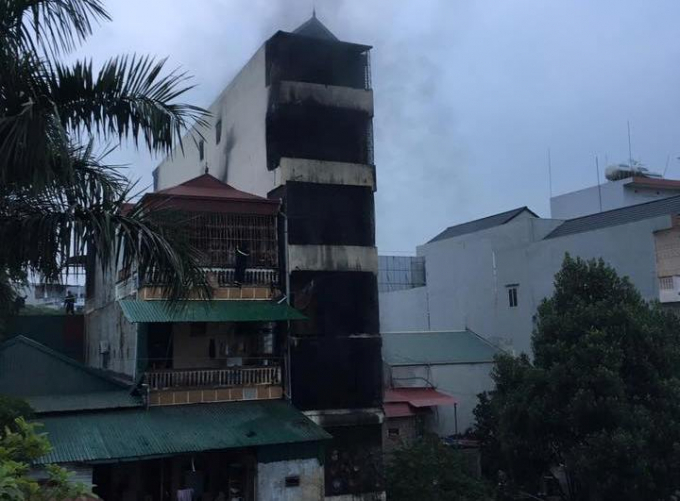 Hiện trường ng&ocirc;i nh&agrave; 5 tầng bốc ch&aacute;y trong đ&ecirc;m khiến cho 2 b&eacute; g&aacute;i tử vong do ngạt kh&oacute;i.