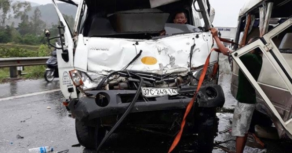 Nghệ An: Lao sang phần đường ngược chiều, xe khách bị tông nát, nhiều người nhập viện