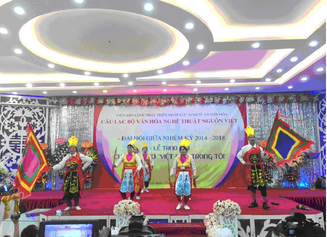 Tiết mục văn nghệ chi hội tỉnh Ph&uacute; Thọ.