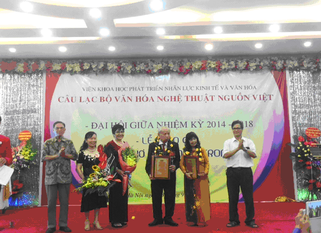 T&aacute;c giả nhận giải nhất của cuộc thi