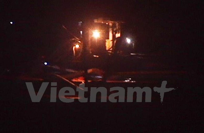 Bất chấp lệnh cấm khai th&aacute;c ban đ&ecirc;m, c&aacute;t tặc vẫn tưng bừng r&uacute;t ruột l&ograve;ng s&ocirc;ng Hồng. (Ảnh: Mai Mạnh/Vietnam+)