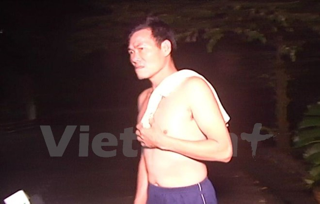 Người đ&agrave;n &ocirc;ng gạt m&aacute;y quay&nbsp;ph&oacute;ng vi&ecirc;n tại&nbsp;Ph&ograve;ng Cảnh s&aacute;t giao th&ocirc;ng đường thủy tỉnh Hưng Y&ecirc;n. (Ảnh: M.M/Vietnam+)