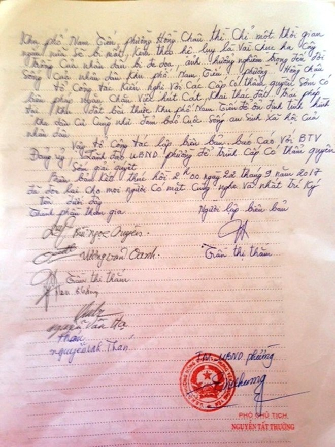 Bi&ecirc;n bản kiểm tra việc khai th&aacute;c c&aacute;t tr&aacute;i ph&eacute;p tại b&atilde;i nổi s&ocirc;ng Hồng thuộc địa b&agrave;n UBND phường Hồng Ch&acirc;u quản l&yacute;, v&agrave;o rạng s&aacute;ng 22/9. (Ảnh: M.M/Vietnam+)