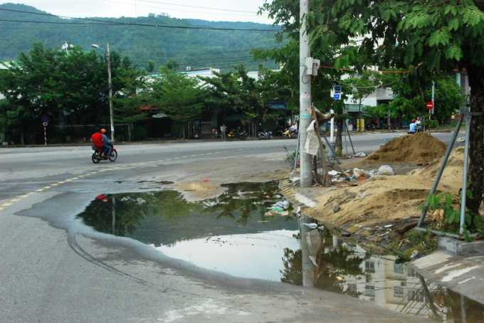 Khi trời mưa, nước đổ ra s&aacute;t giữa đường, người l&aacute;i xe phải l&aacute;ch sang l&agrave;n xe&nbsp;cơ giới v&igrave; c&aacute;t phủ hết mặt đường, dễ g&acirc;y tai nạn khi phanh xe đột ngột.&nbsp;