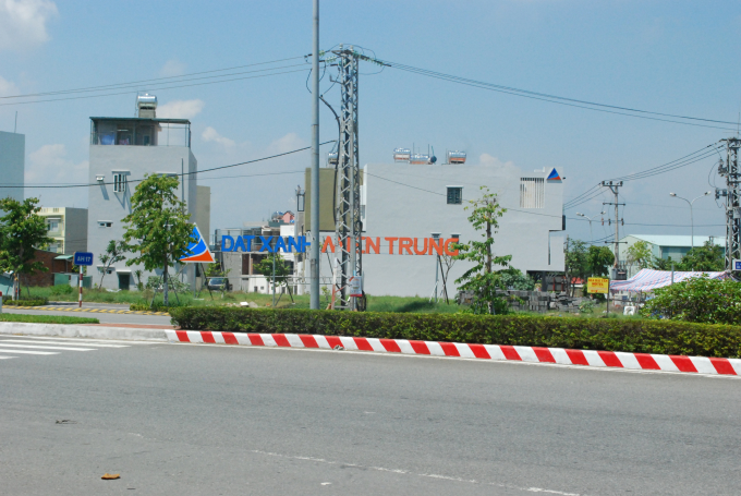 Dự &aacute;n bị người d&acirc;n phản &aacute;nh mất an to&agrave;n giao th&ocirc;ng, mỹ quan đ&ocirc; thị thuộc&nbsp;C&ocirc;ng ty&nbsp;CP Đất Xanh Miền Trung nằm ngay s&aacute;t v&ograve;ng xoay Ng&ocirc; Quyền - Yết Ki&ecirc;u - Nguyễn Phan Vinh - B&ugrave;i Quốc Hưng.&nbsp;