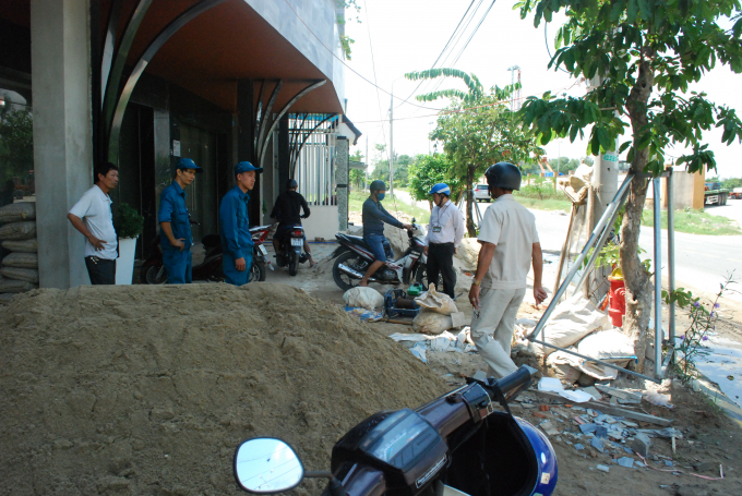 H&igrave;nh ảnh x&acirc;y dựng nhếch nh&aacute;c, mất mỹ quan đ&ocirc; thị tại hiện trường.