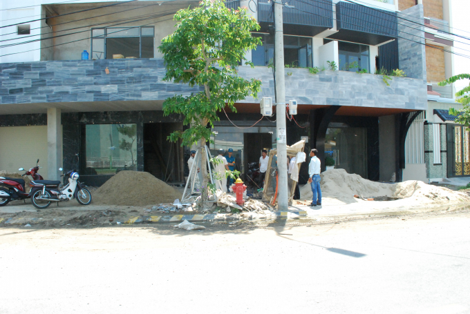 C&aacute;t đổ đầy xuống mặt đường lẫn khu vực tho&aacute;t nước của đường Trần Nh&acirc;n T&ocirc;ng.