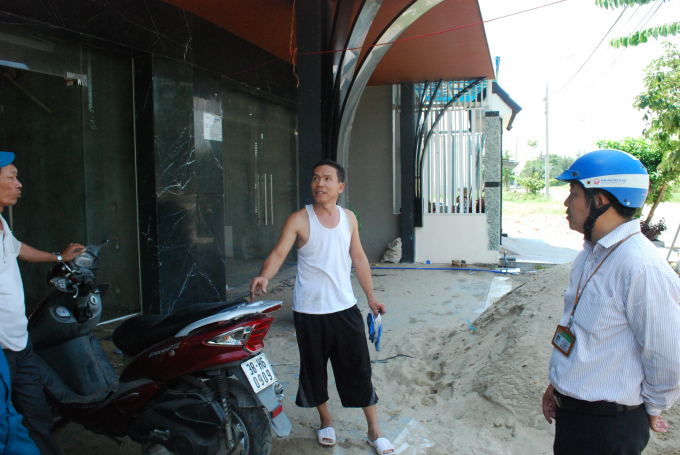 Chủ nh&agrave; l&ocirc; 51-S2 cho biết đơn vị thi c&ocirc;ng của chủ đầu tư Đất Xanh Miền Trung hiện thi c&ocirc;ng ngo&agrave;i mặt tiền, c&ograve;n chủ gia đ&igrave;nh th&igrave; sửa chữa, chống thấm ph&iacute;a trong nh&agrave;.