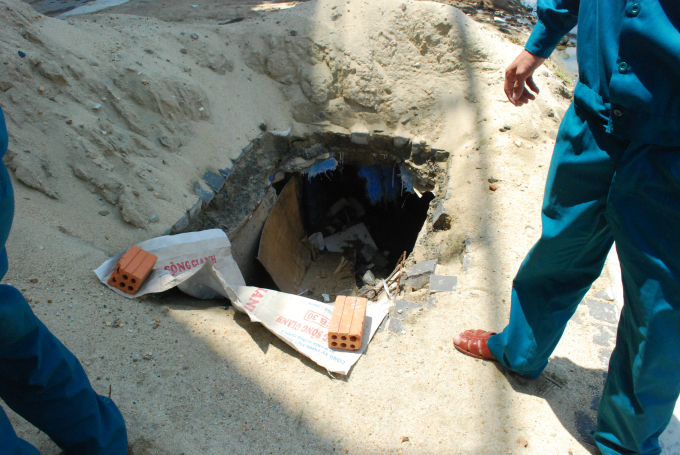 Ống tho&aacute;t nước cũng để lộ thi&ecirc;n, kh&ocirc;ng che chắn, kh&ocirc;ng đảm bảo an to&agrave;n.