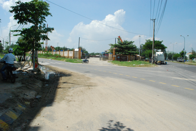 Đường v&agrave;o khu vực n&agrave;y đa phần xe tải, xe container, n&ecirc;n việc lấn l&agrave;n v&ocirc; c&ugrave;ng nguy hiểm cho người đi c&aacute;c phương tiện kh&aacute;c đi qua khu vực n&agrave;y.