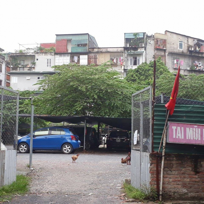 Hoạt động tr&ocirc;ng giữ xe vẫn diễn ra b&igrave;nh thường tại b&atilde;i xe kh&ocirc;ng ph&eacute;p.