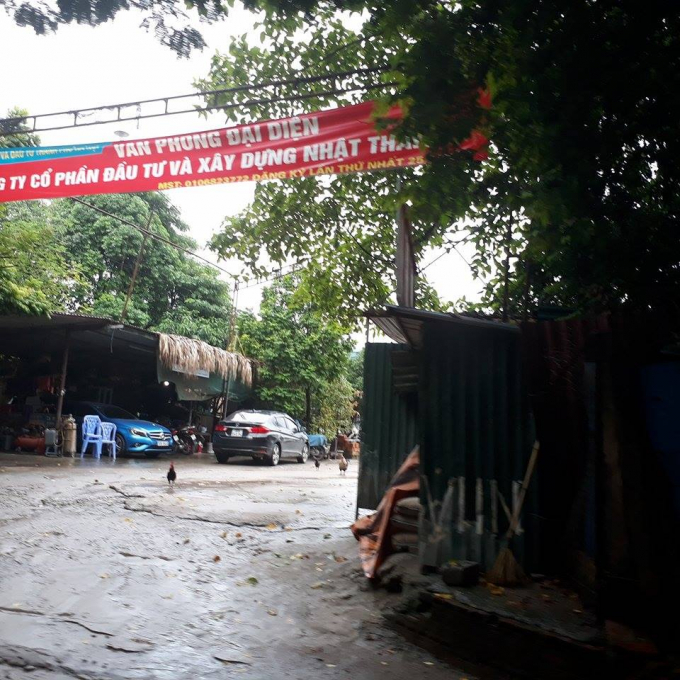 B&atilde;i xe đ&atilde; bị đ&igrave;nh chỉ hoạt động vẫn c&oacute; người tr&ocirc;ng giữ v&agrave; l&agrave;m dịch vụ vệ sinh xe.