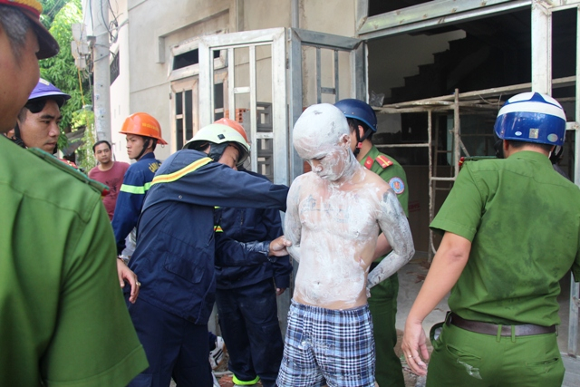 Cảnh s&aacute;t PCCC TP Đ&agrave; Nẵng ứng cứu kịp thời trước khi nam thanh ni&ecirc;n&nbsp;nhảy lầu. Ảnh: PCCC ĐN.