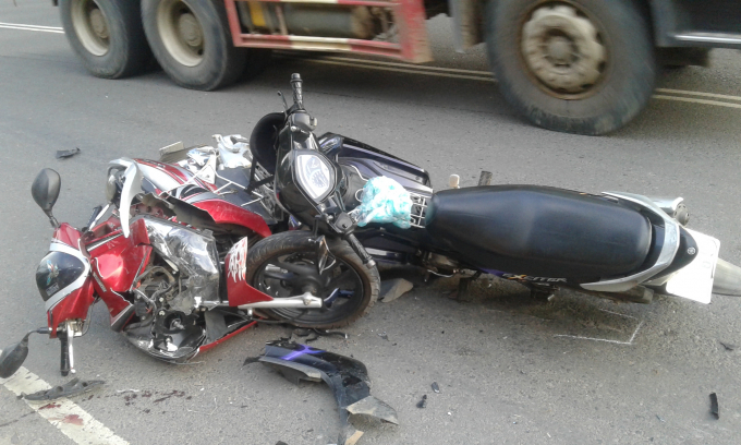 Hai xe m&aacute;y bị hư hỏng nặng phần đầu.