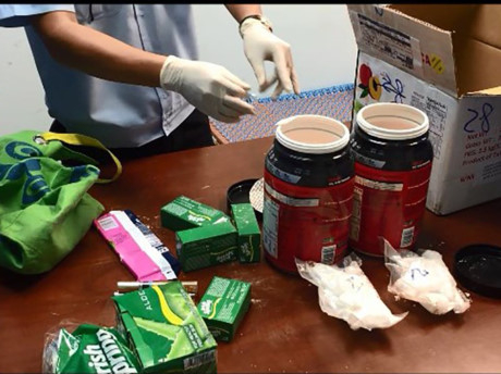 Lực lượng chức năng ph&aacute;t hiện ma t&uacute;y đ&aacute; được cất giấu tinh vi trong l&ocirc; h&agrave;ng qu&agrave; biếu từ Mỹ. (Ảnh: b&aacute;o Ph&aacute;p luật TP HCM)