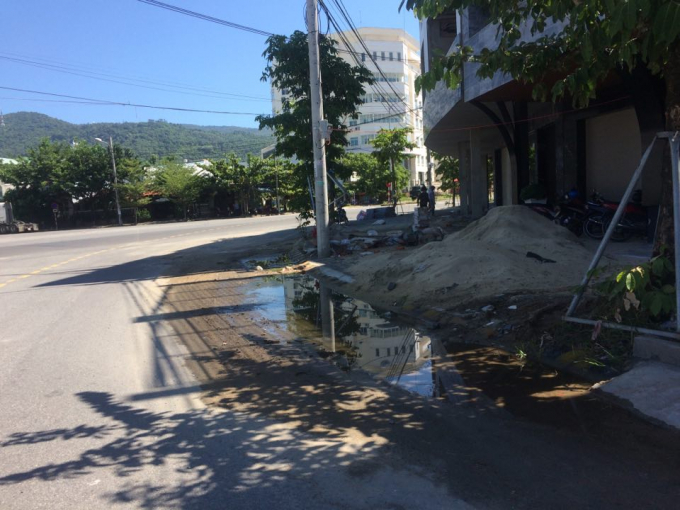 H&igrave;nh ảnh chụp ng&agrave;y 18/9 khi c&aacute;t đổ đầy đường, nước đọng dọc vỉa h&egrave; tại đường Trần Nh&acirc;n T&ocirc;ng.