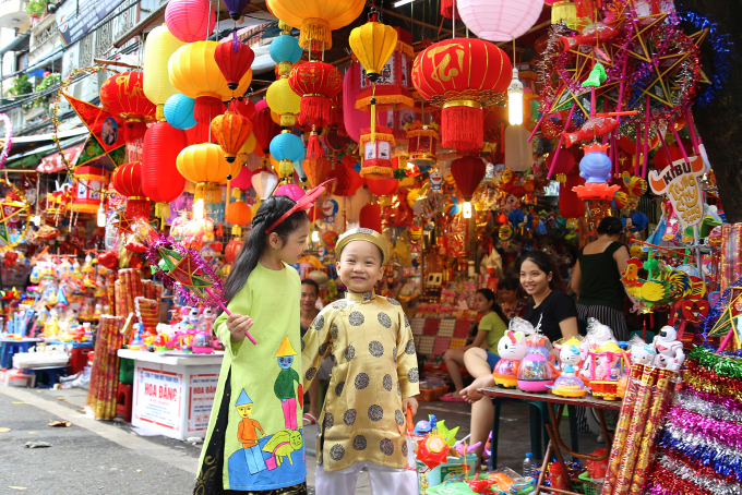 Linh Chi v&agrave; Trường Giang được mẹ đưa đi dạo phố Trung thu.