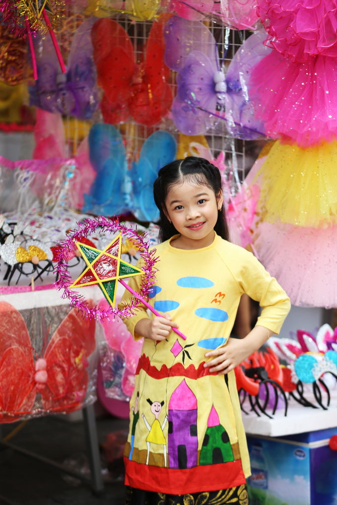 Hai thi&ecirc;n thần nh&iacute; Linh Chi v&agrave; Trường Giang diện &aacute;o d&agrave;i dạo phố Trung Thu