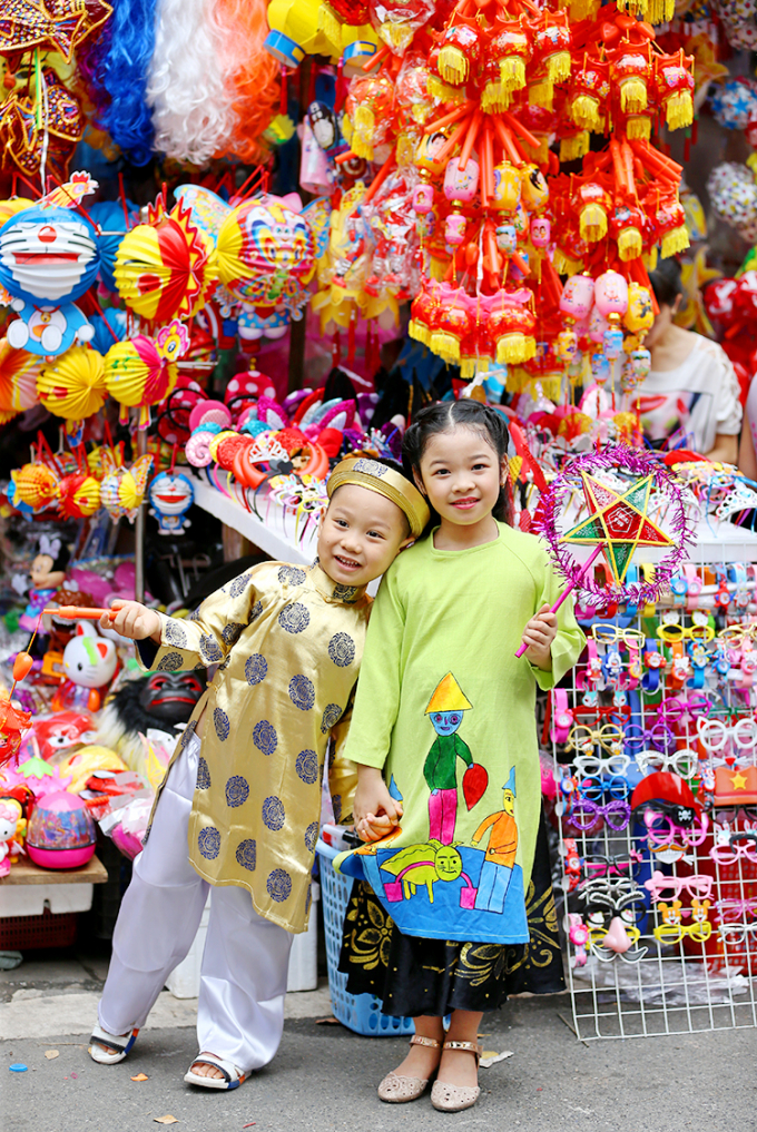 Cả 2 nắm tay nhau vui chơi tr&ecirc;n phố H&agrave;ng M&atilde;.