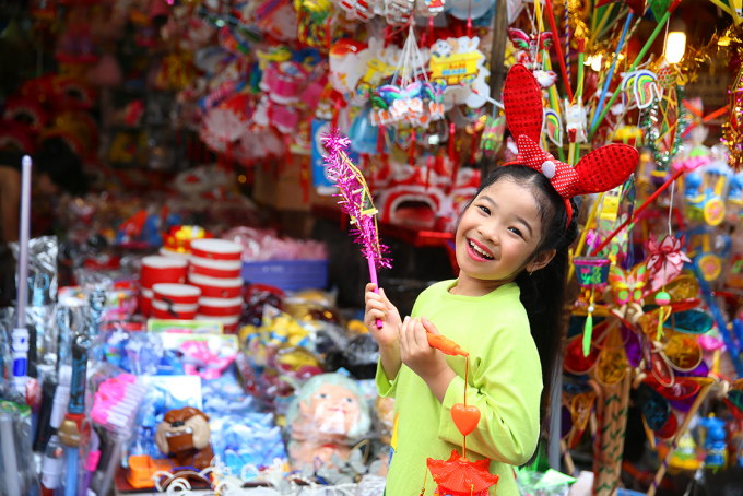 Hai thi&ecirc;n thần nh&iacute; Linh Chi v&agrave; Trường Giang diện &aacute;o d&agrave;i dạo phố Trung Thu