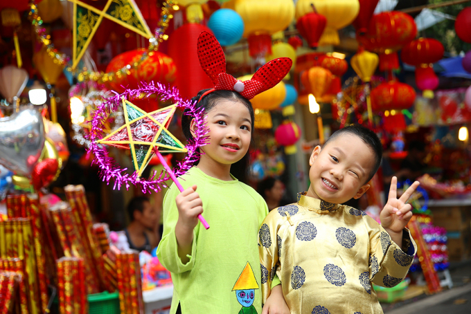 Hai thi&ecirc;n thần nh&iacute; Linh Chi v&agrave; Trường Giang diện &aacute;o d&agrave;i dạo phố Trung Thu