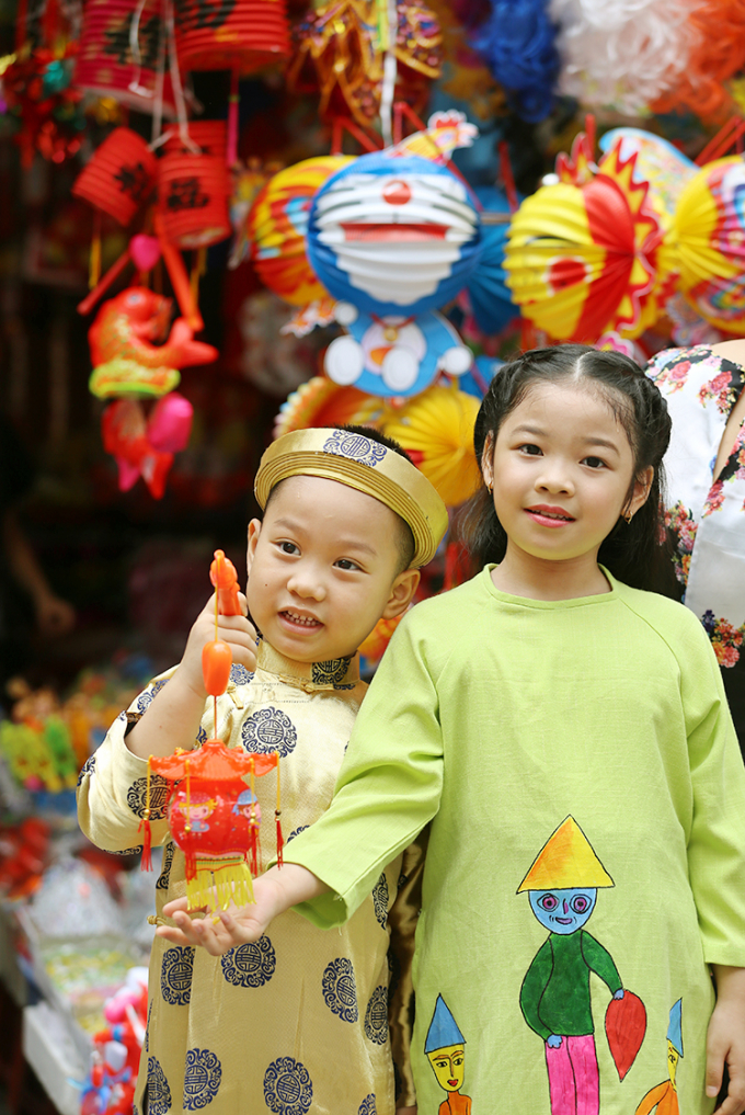 Mỗi b&eacute; đều chọn được cho m&igrave;nh những m&oacute;n đồ chơi ưng &yacute;.