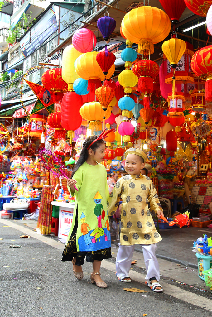 Hai thi&ecirc;n thần nh&iacute; Linh Chi v&agrave; Trường Giang diện &aacute;o d&agrave;i dạo phố Trung Thu