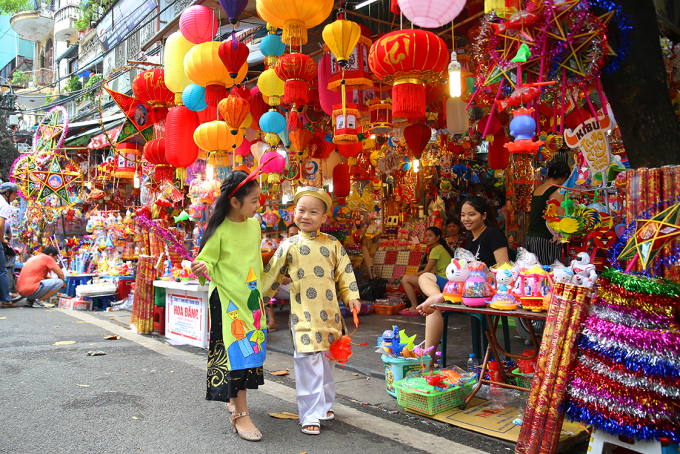 Hai thi&ecirc;n thần nh&iacute; Linh Chi v&agrave; Trường Giang diện &aacute;o d&agrave;i dạo phố Trung Thu