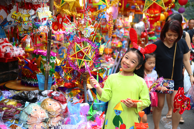 Hai thi&ecirc;n thần nh&iacute; Linh Chi v&agrave; Trường Giang diện &aacute;o d&agrave;i dạo phố Trung Thu