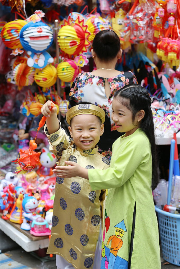 &nbsp;Cả hai c&ugrave;ng nhau chọn những m&oacute;n đồ chơi y&ecirc;u th&iacute;ch.