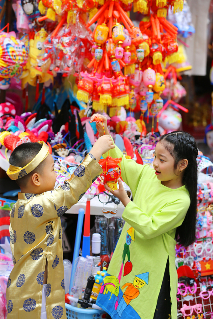Hai thi&ecirc;n thần nh&iacute; Linh Chi v&agrave; Trường Giang diện &aacute;o d&agrave;i dạo phố Trung Thu
