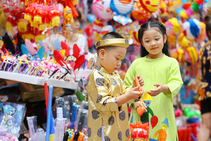 Hai thi&ecirc;n thần nh&iacute; Linh Chi v&agrave; Trường Giang diện &aacute;o d&agrave;i dạo phố Trung Thu
