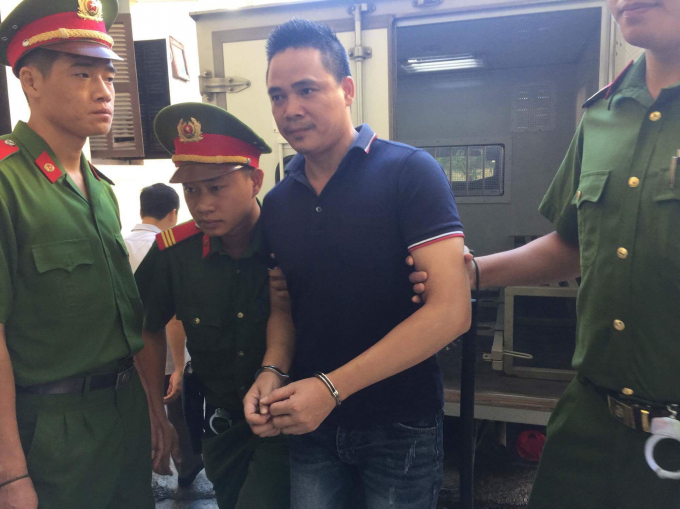 Bị c&aacute;o Phương được cảnh s&aacute;t đưa đến phi&ecirc;n to&agrave;.