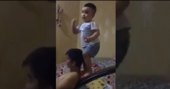 Cậu bé 2 tuổi quẩy cực chất khiến dân mạng thích thú