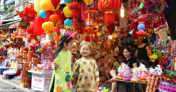 Hai thiên thần nhí Linh Chi và Trường Giang diện áo dài dạo phố Trung Thu