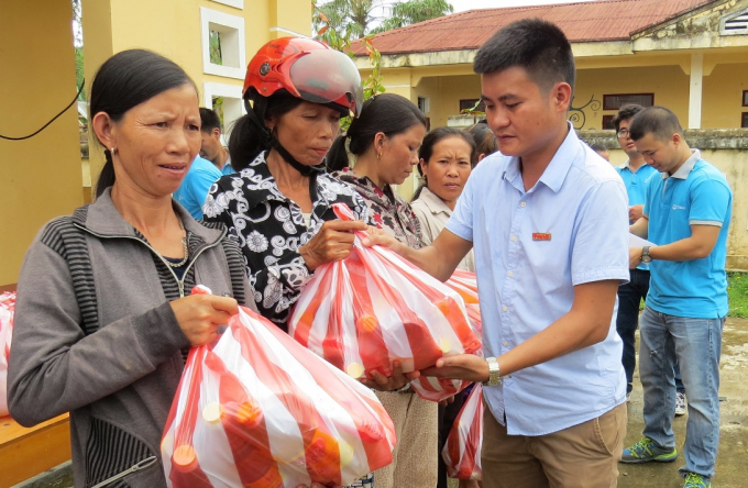 Ph&oacute;ng vi&ecirc;n PLVN trao qu&agrave; cứu trợ cho người d&acirc;n x&atilde; Quy H&oacute;a.