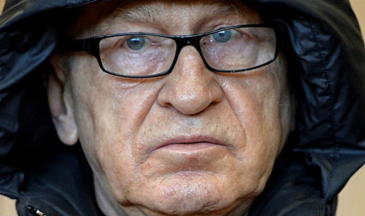 &Ocirc;ng Mauss xuất hiện tại t&ograve;a &aacute;n ở th&agrave;nh phố Bochum.