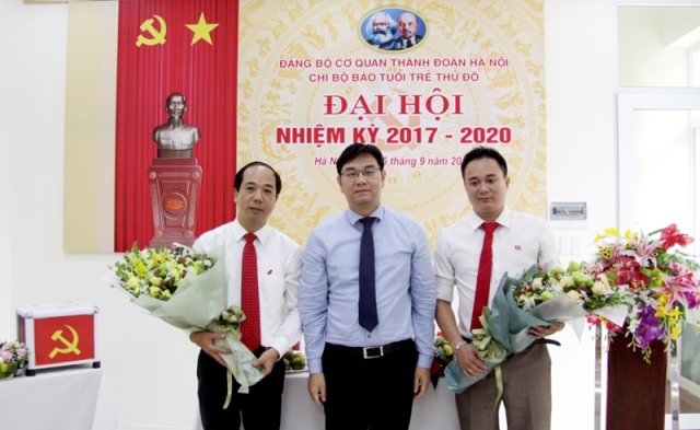 &Ocirc;ng Nguyễn Mạnh Hưng, Tổng Bi&ecirc;n tập B&aacute;o Tuổi trẻ Thủ đ&ocirc; được bầu l&agrave;m B&iacute; thư Chi bộ v&agrave; &ocirc;ng Ng&ocirc; Vương Tuấn, Ph&oacute; Tổng bi&ecirc;n tập l&agrave;m Ph&oacute; B&iacute; thư Chi bộ B&aacute;o Tuổi trẻ Thủ đ&ocirc; nhiệm kỳ 2017- 2020.